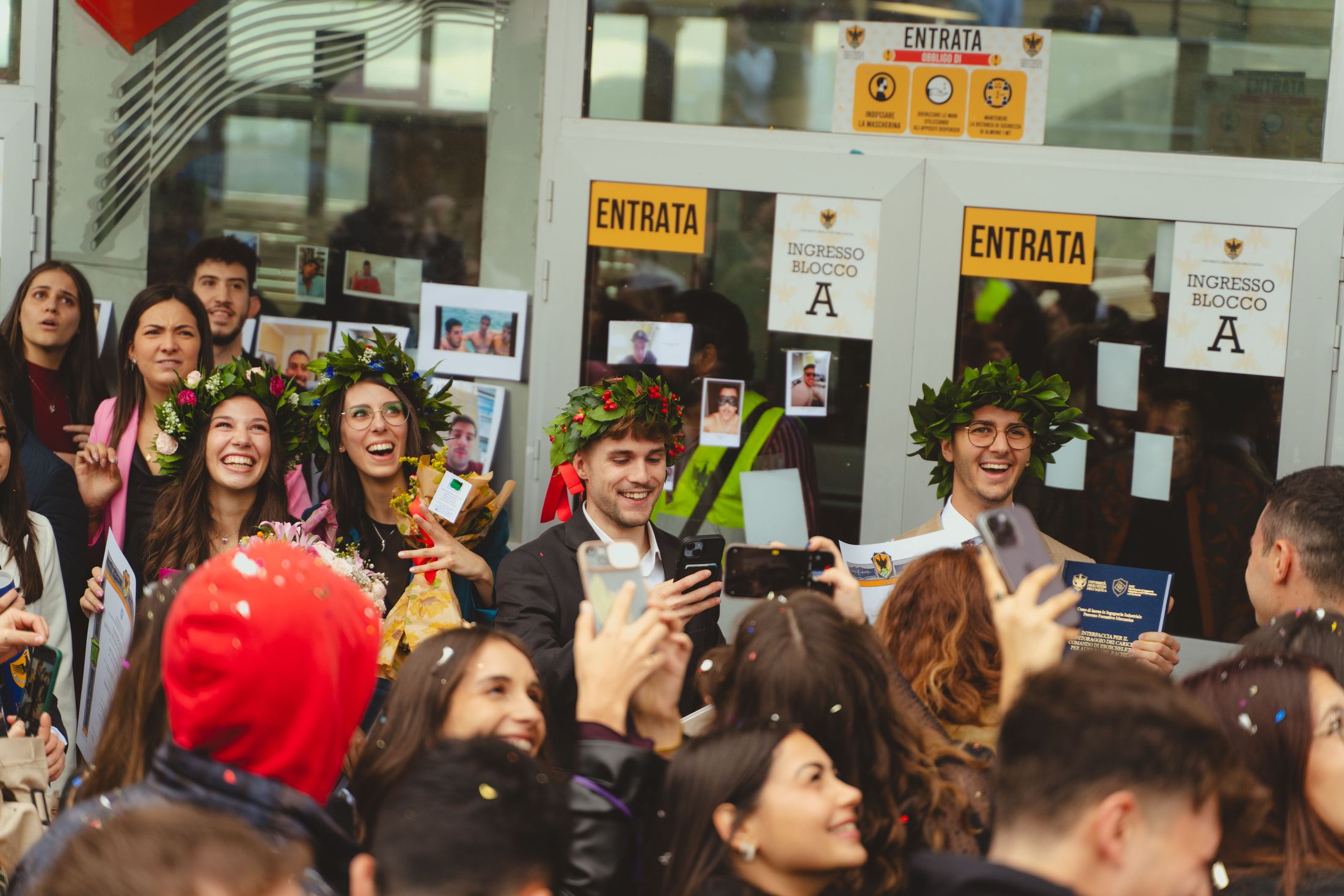 Studenti festeggiano il giorno della laurea